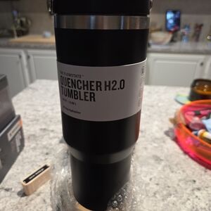 New  Quencher H2.0 Tumbler - Black 30 Oz With Straw Bulit Into Lid